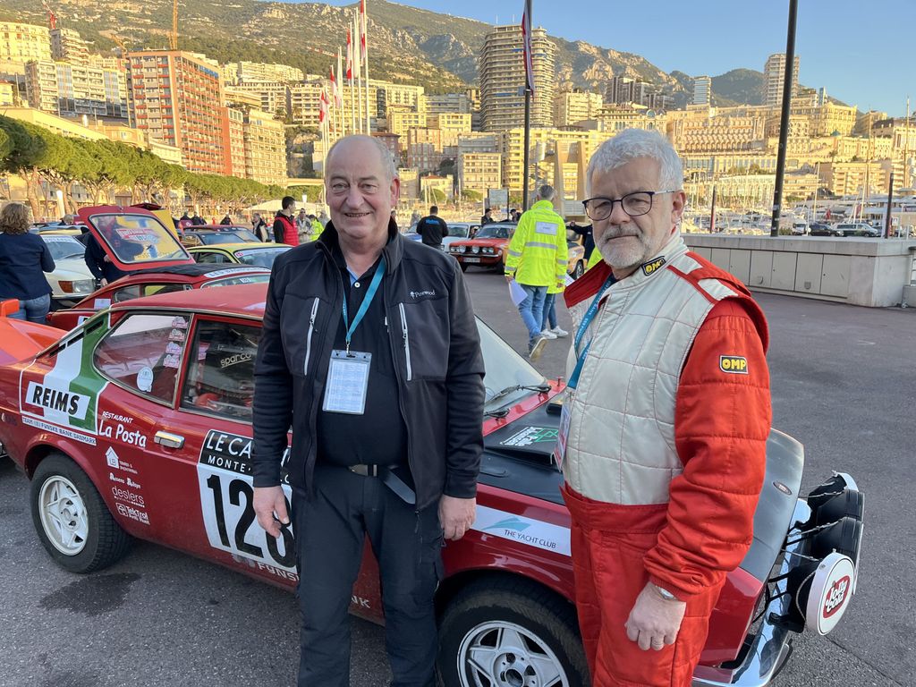 Arne Pagh fra Strib og Lars Hindsgaul fra Assens, her ved lørdagens restart i Monaco, har haft en fin dag i bjergene og er bedste danskere som nr. 15 i deres Fiat 128 Coupé fra 1972
(Foto: privat)